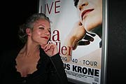 Ina Müller neben dem Tour Plakat 2007 (Foto: Martin Schmitz)